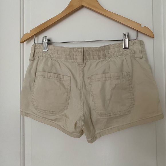 Hollister women’s lowrise cargo shorts - Picture 2 of 3